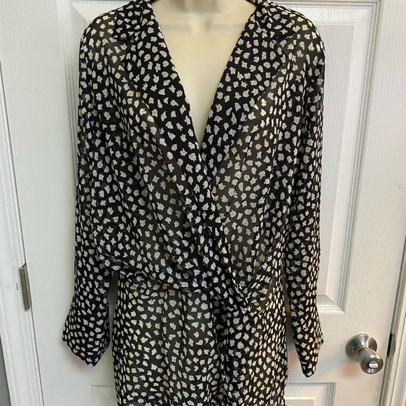 Sheer Blouse with front twist at waist - Picture 2 of 5